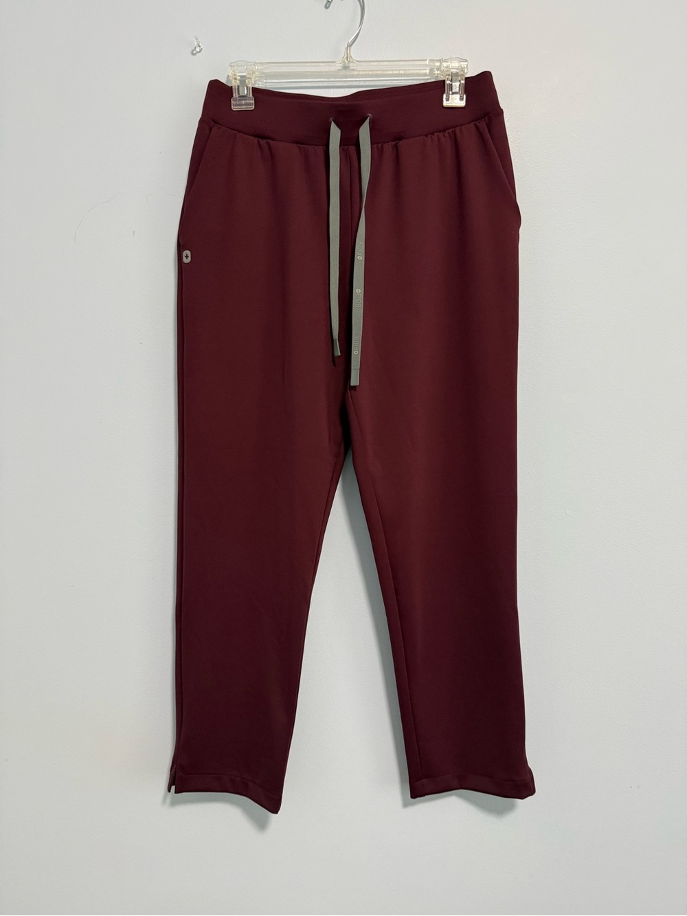 FIGS Women’s Tena Tapered Scrub Pant Size M Burgundy‎